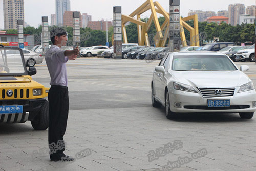 車展門衛(wèi)保安服務(wù)公司關(guān)于火災(zāi)現(xiàn)場逃生法則
