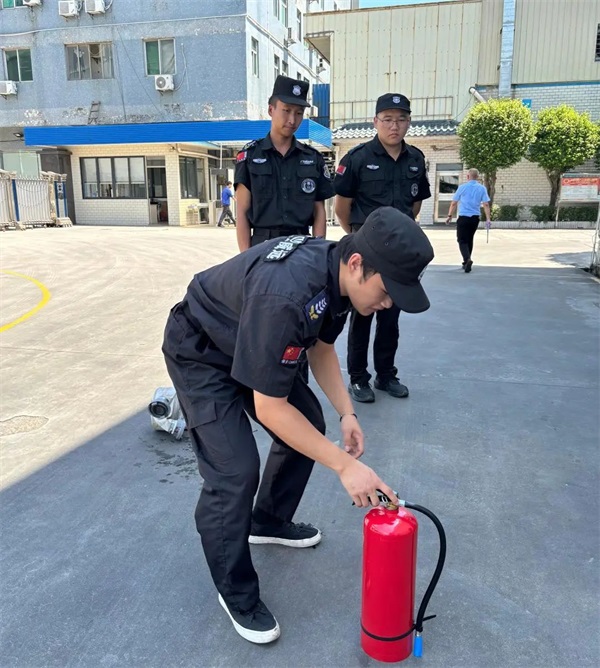 住戶家廚房滾滾濃煙，巡邏保安徒手爬樓破窗滅火