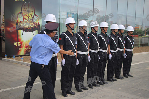 驚魂！男子當(dāng)街搶小孩被東莞長安保安服務(wù)的小區(qū)保安制服