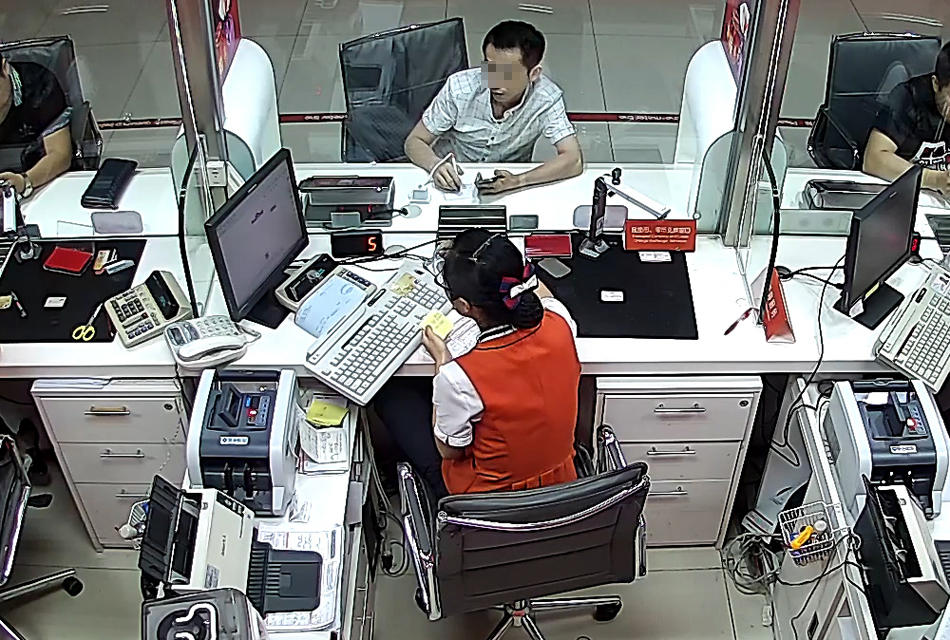 珠海男子銀行遞紙條求救，銀行保安幫忙抓獲傳銷分子