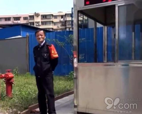 馬云當(dāng)執(zhí)勤保安了？又一個(gè)“馬云”誕生，看呆了路人！