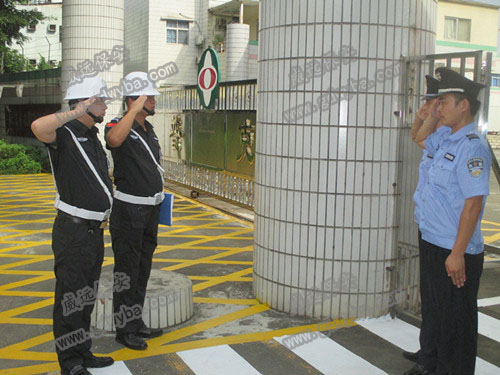 小區(qū)保安回應(yīng)男孩被困電梯事件：電梯老化嚴重，求助按鈕失效