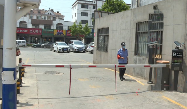電動(dòng)車被保安扣住，女子質(zhì)疑保安盜竊，物業(yè)：撞起落桿跑了