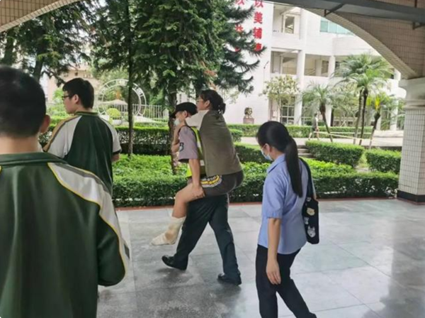 暖心高考：女生左腳骨折，保安背送考場(chǎng)