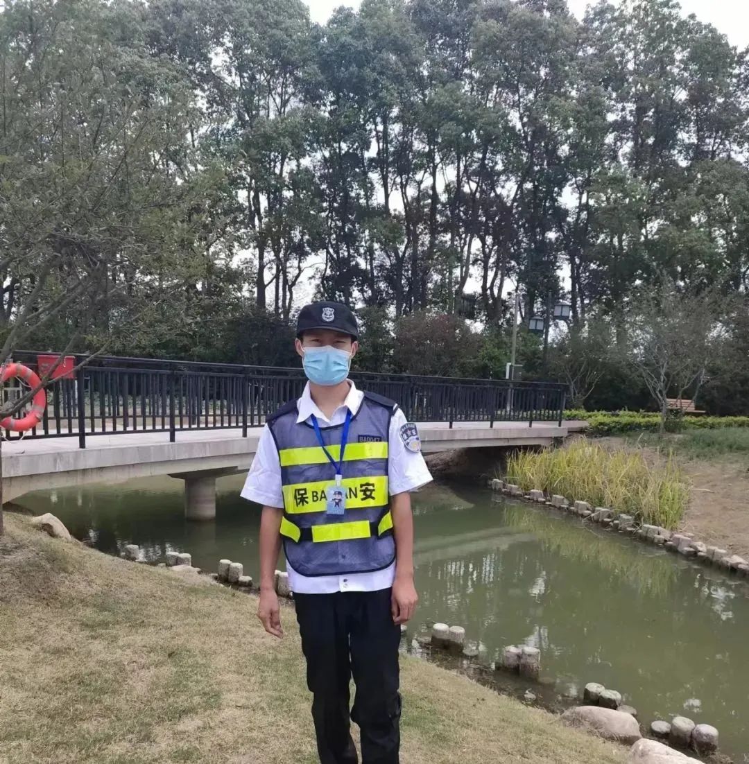 14歲女孩不慎落水，這名保安循聲趕來跳下水