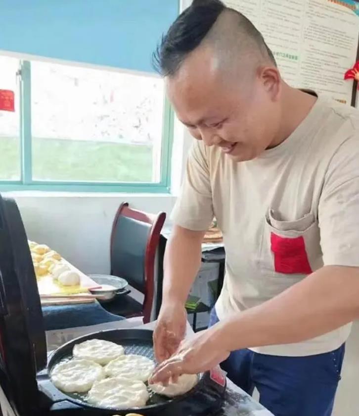 “有他在，就有安全感！”保安叔叔溫暖接送受傷學(xué)生上下課