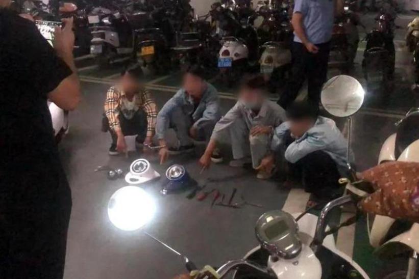 專偷電動車大燈！4名奇葩小偷被小區(qū)保安逮住