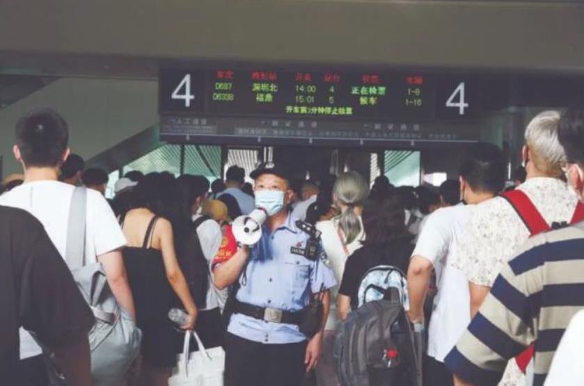 這名保安被破格錄用為人民警察！而且成長為“公安英?！? title=