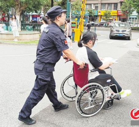 高考前女生腿受傷，女保安把輪椅推進考場