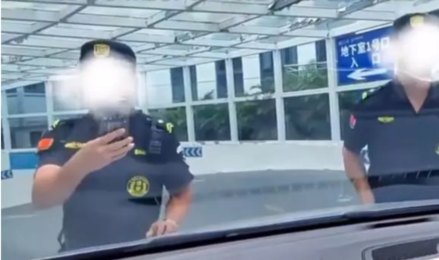 被告知車位已滿后女子頂著保安入庫，發(fā)現(xiàn)仍有不少空位，醫(yī)院回應(yīng)