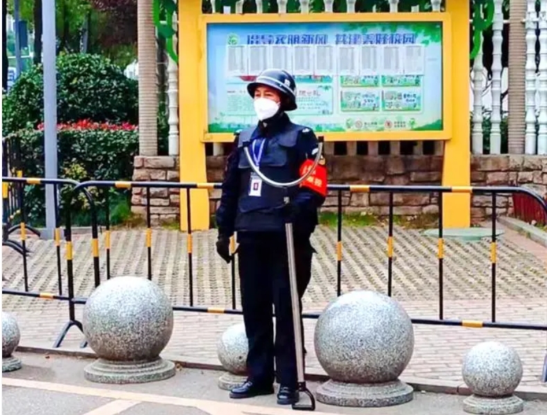 保安大姐上班護(hù)學(xué)站崗，下班穿著旗袍去“追夢”